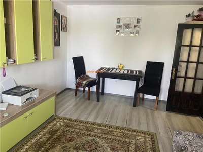 Apartament 4 camere , zona Scoala Ion Bazgan (nr 2 ) , decomandat ,70 mp