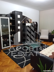 Apartament cu 3 camere, centrala proprie, zona Lipovei