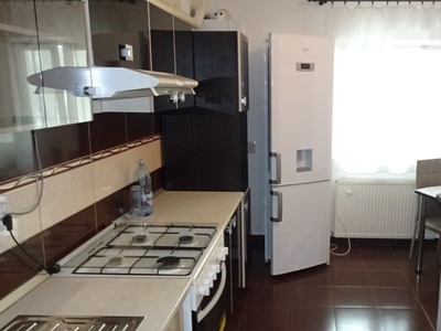 Inchiriez apartament 2 camere decomandat in Deva, zona Ulpia (Bld. Decebal), etaj 1, mobilat