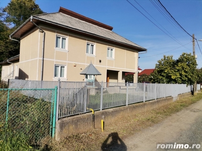 Vând casă P+1 446mp în Ocoliș, Maramureș, teren 1000mp