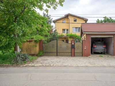 VILA IN MAGURELE CU PISCINA FOISOR IN MIJLOCUL INUI HELASTEU SI GRADINA PRIVATA