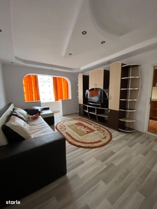 Apartament cu 3 camere, localizat în zona de sus a orașului.