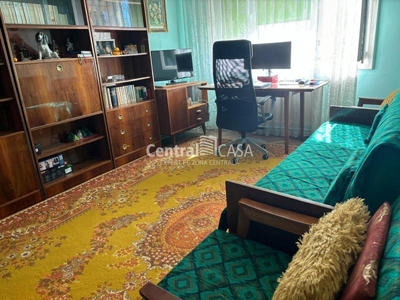 Apartament de vanzare cu 3 camere, Podu Ros