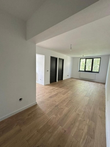 Apartament de 3 camere, semidecomandat, zona Parcul Central