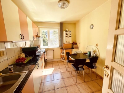 De vanzare apartament cu 3 camere, etaj 2, zona Bulevard