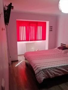 De vanzare apartament cu 3 camere, etaj 3, zona Pacea