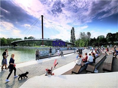 Doua camere chiar la intrarea in Parcul Moghioros,Metrou la 50m.