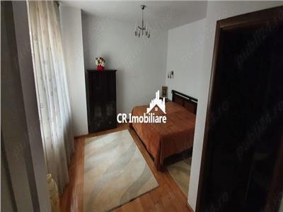 Vanzare apartament 3 camere + curte UniriiBloc Nou