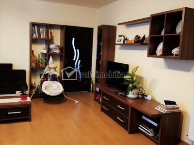 Apartament cu 3 camere, etaj intermediar, parcare, zona Vivo