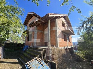 Casă cu 4 camere, 200 mp utili, la roșu, 530 mp teren, în Dâmbul Rotund