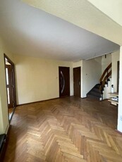 De vanzare Apartament 4 camere cu scara interioara, zona Ultracentrala. Pret vanzare: 125000 Euro.