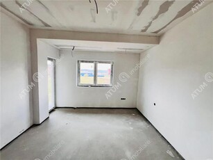 De vanzare apartament la cheie cu 2 camere decomandate balcon etaj 1 si loc parcare zona Doamna Stanca