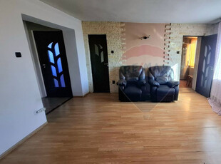 Apartament cu 4 camere de vânzare în Șimnicu de Sus