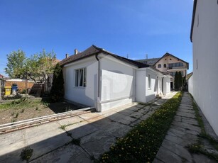 De vanzare casa renovata- 2 cladiri- Zona Moldoveanu-- 400 mp utili