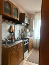 Apartament 3 camere ,et 2 cu garaj