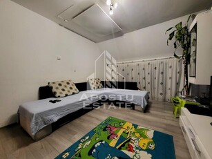 Apartament cu 3 camere, decomandat, cu scara interioara, zona Lipovei