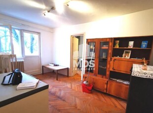 Apartament cu 3 camere la etajul 3 linga bazinul de inot