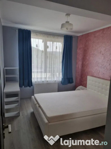 Apartament cu 3 camere, terasa de 25 mp, parcare, zona Razoa