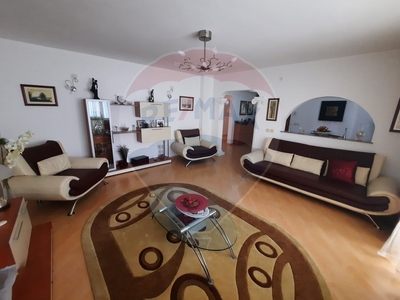 Apartament 4 camere vanzare in bloc de apartamente Vrancea, Focsani, Central