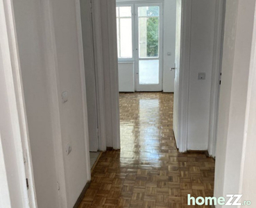 Apartament de 4 camere zona TRACTORUL