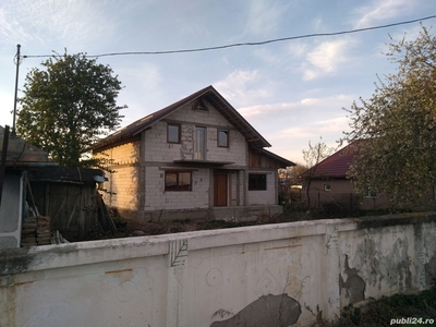 Vând casă la rosu în Racaciuni județul Bacău.