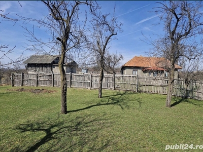 Vând teren și casă bătrânească la 20 km de Pitești