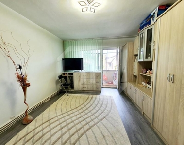 Apartament cu 3 camere, decomandat, etaj intermediar, zona Aurel Vlaicu