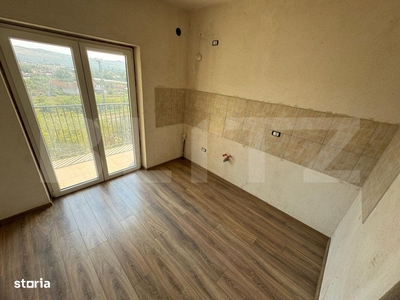 Apartament 3 camere, 80 mp, curte si garaj, Micro