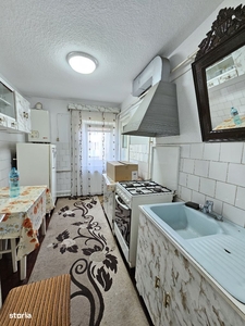 Apartament cu 3 camere, str. Mihail Kogălniceanu, etaj intermediar