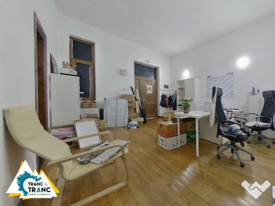 Birou / Apartament generos cu 3 camere cu vedere catre Primaria Arad