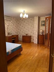 Apartament cu 3 camere Bulevardul Tineretului ( Vedere Spate )