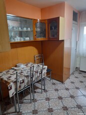 Apartament cu 3 camere, decomandat, 57.000 euro, zona Cazarmii