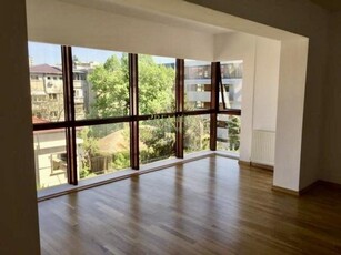 Apartament super spatios cu 5 camere si 3 bai in cartierul Aviatorilor.