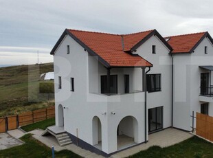 Duplex de Vânzare în Feleacu – Priveliște Panoramică, Construcție Premium