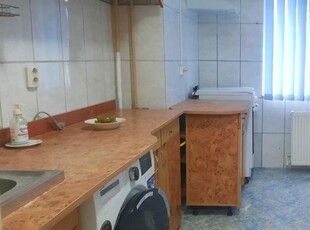 Închiriez apartament 2 camere tiglina 2, etaj 1.