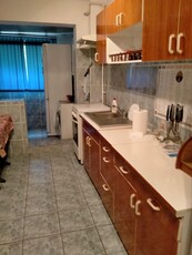 Închiriez apartament cu 2 camere