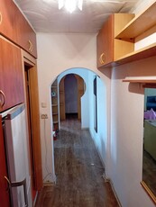 Închiriez apartament cu 3 camere