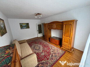 Închiriez apartament cu 3 camere și dependințe în Tudor