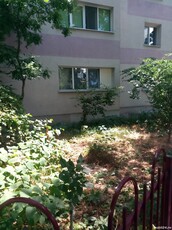 Schimb (NU VAND ) apartament doua camere decomandat cu casa la curte in Bucuresti sau imprejurimi .