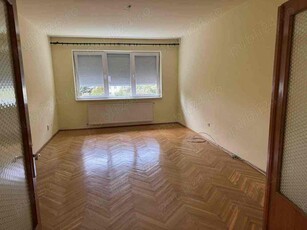 Vând apartament ultracentral cu trei camere și garaj