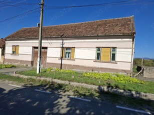 Vand o căsuța Batraneasca la munte ușor renovata