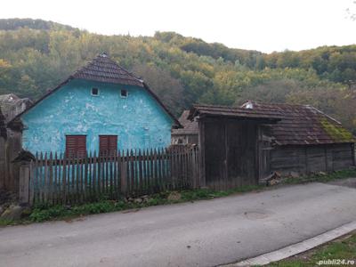 Casa veche la țară