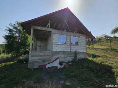 Vând casa la rosu langa padure comuna Plopu sat Nisipoasa