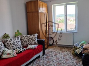 Apartament cu 3 camere in supr. de 64 mp., et. intermediar, Cetate, mobilat si utilat.