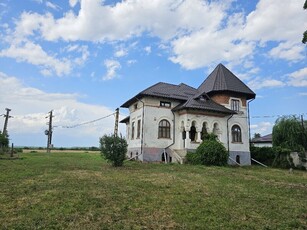 Casa Centru, Poienarii Burchii