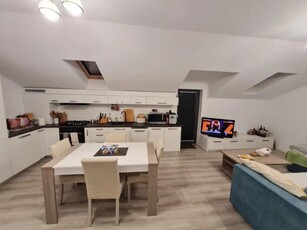 De inchiriat Apartamament 3 camere, zona Tolstoi Bloc Nou. Pret inchiriere: 400 Euro/luna.