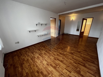 Apartament 3 camere vanzare in bloc de apartamente Suceava, Gura Humorului, Ultracentral