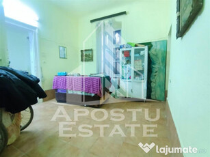 Apartament cu 4 camere, la parter, cu 2 fronturi stradale.