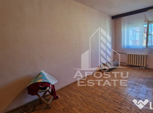 Apartament cu o camera, etaj intermediar, zona Lipovei