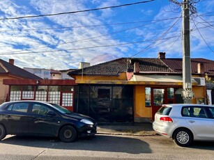 Casa si spatii comerciale de vanzare in zona Rovine